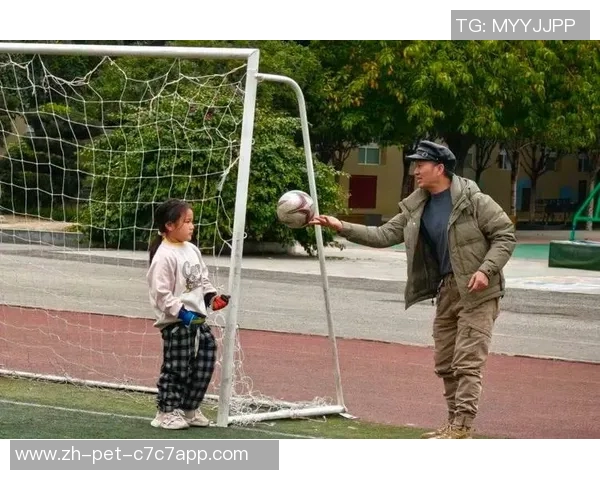 足球孤儿秦的梦想与奋斗：在绿茵场上追寻希望与归属的故事